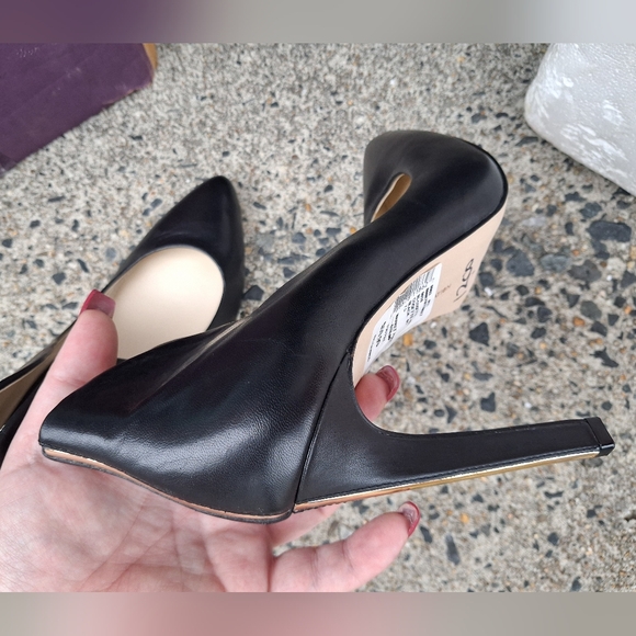 🆕BCBGeneration Cosette Black Leather Pumps with Gold Trim Heel Backs Size 7.5M - Picture 7 of 16